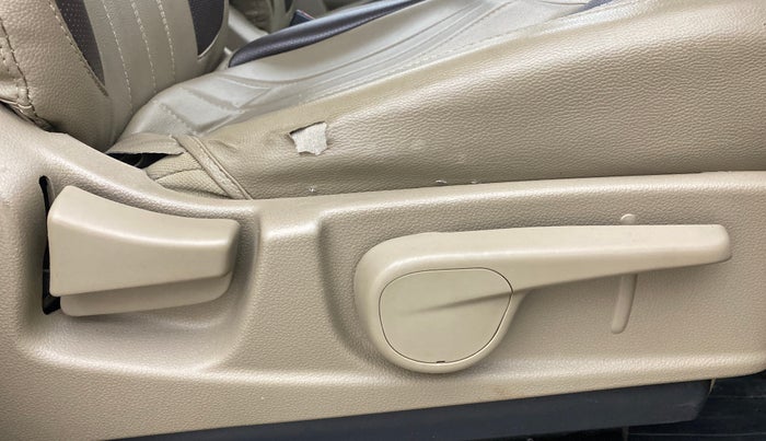 2017 Mahindra TUV300 T8, Diesel, Manual, 75,303 km, Driver Side Adjustment Panel