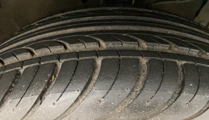 2015 Maruti Ciaz VXI+, Petrol, Manual, 98,152 km, Right Front Tyre Tread
