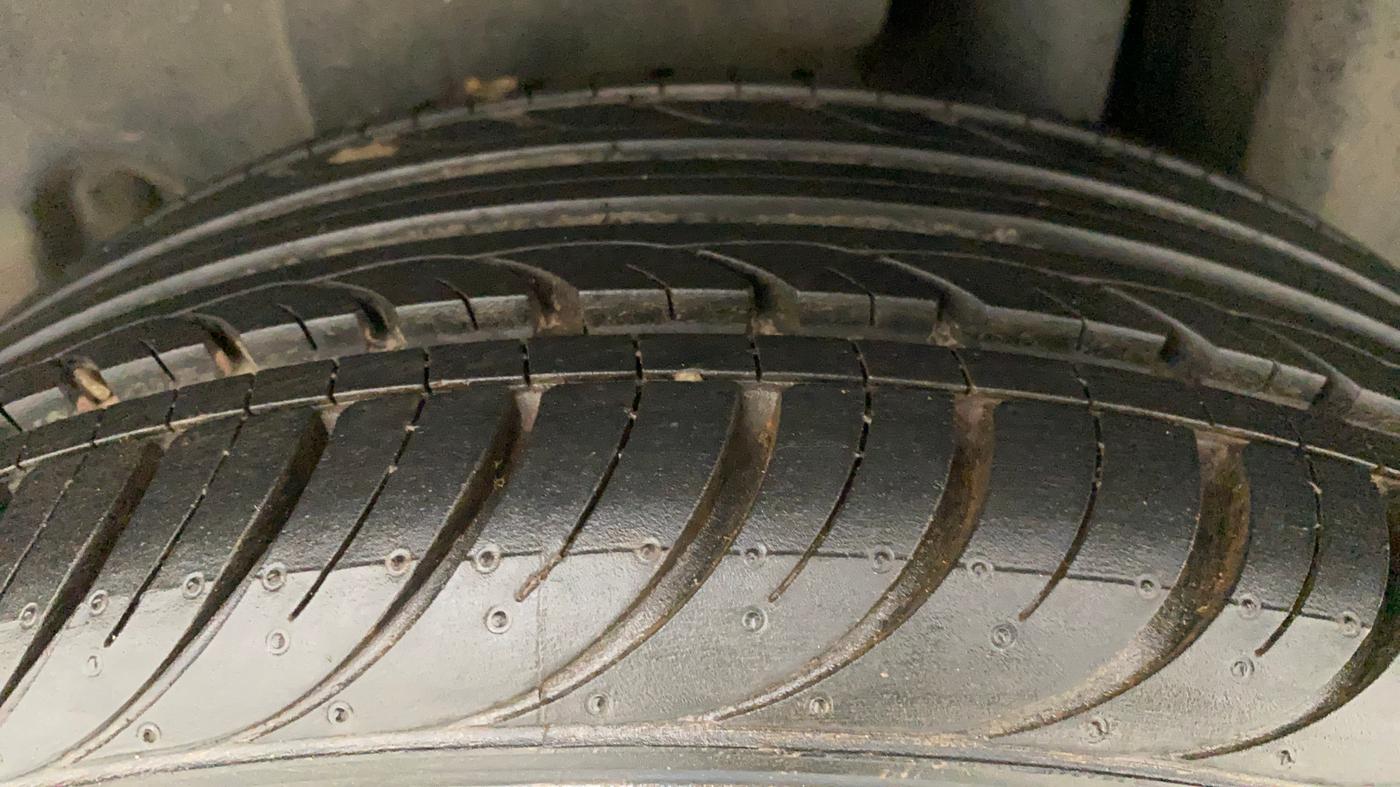 2015 Maruti Ciaz VXI+, Petrol, Manual, 98,152 km, Left Rear Tyre Tread