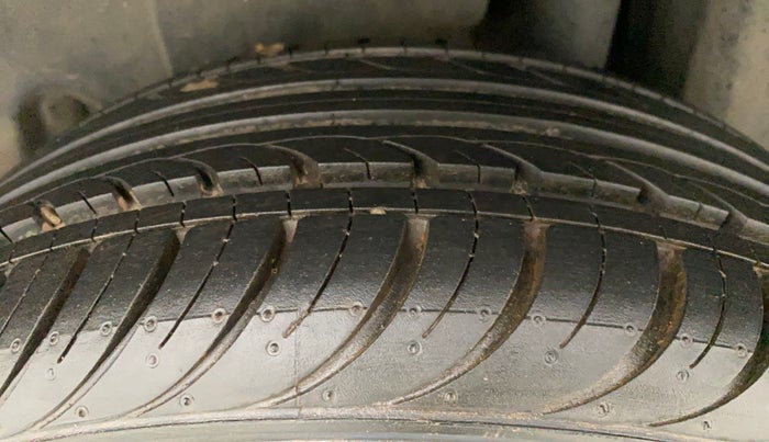 2015 Maruti Ciaz VXI+, Petrol, Manual, 98,152 km, Left Rear Tyre Tread