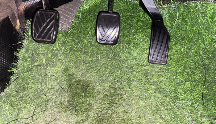 2015 Maruti Swift ZXI, Petrol, Manual, 1,19,459 km, Pedals