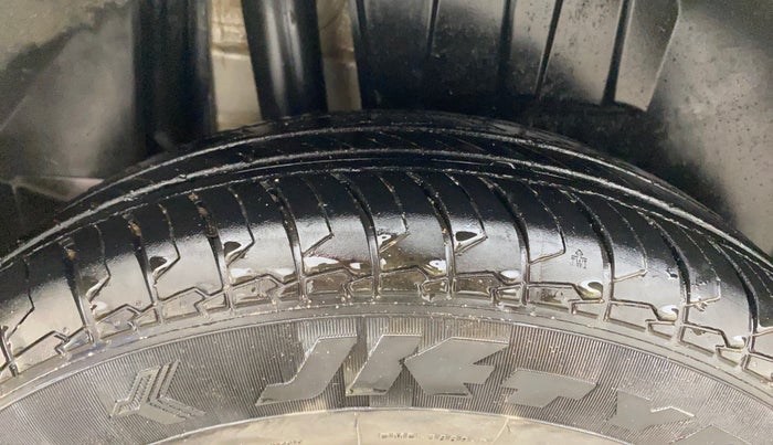 2024 Maruti Dzire VXI AMT, Petrol, Automatic, 30,873 km, Right Rear Tyre Tread