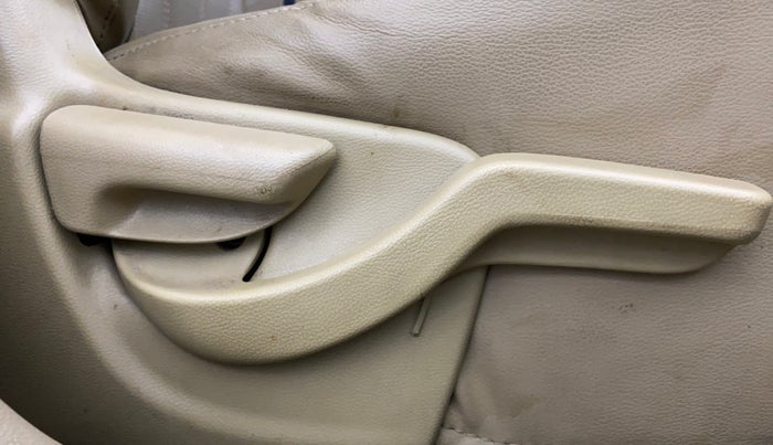 2014 Honda Mobilio 1.5L I-VTEC V, Petrol, Manual, 1,09,732 km, Driver Side Adjustment Panel