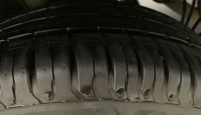 2016 Mahindra Kuv100 K8 6 STR, Petrol, Manual, 35,142 km, Right Rear Tyre Tread