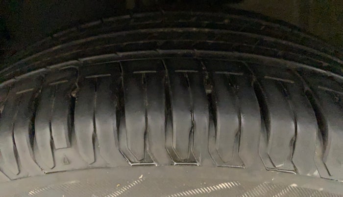 2016 Mahindra Kuv100 K8 6 STR, Petrol, Manual, 35,142 km, Left Front Tyre Tread