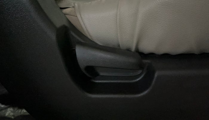 2017 Maruti Wagon R 1.0 LXI CNG, CNG, Manual, 69,240 km, Driver Side Adjustment Panel
