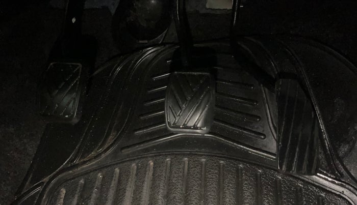 2017 Maruti Wagon R 1.0 LXI CNG, CNG, Manual, 69,240 km, Pedals