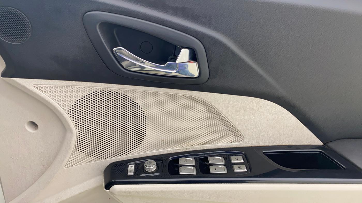 2021 Mahindra XUV300 W8 (O) 1.2 PETROL, Petrol, Manual, 78,893 km, Driver Side Door Panels Control