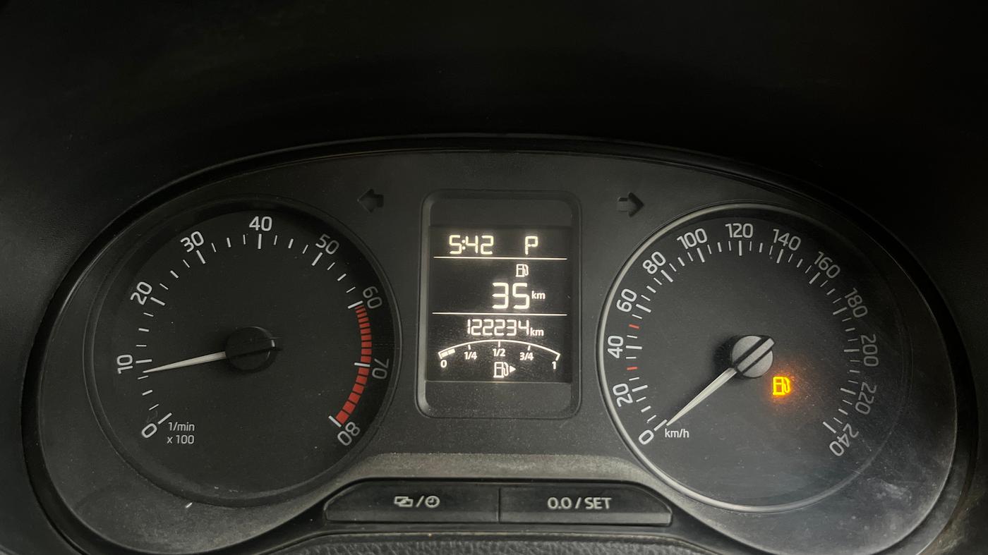 2017 Skoda Rapid 1.6 MPI STYLE PLUS AT, Petrol, Automatic, 1,22,234 km, Odometer Image