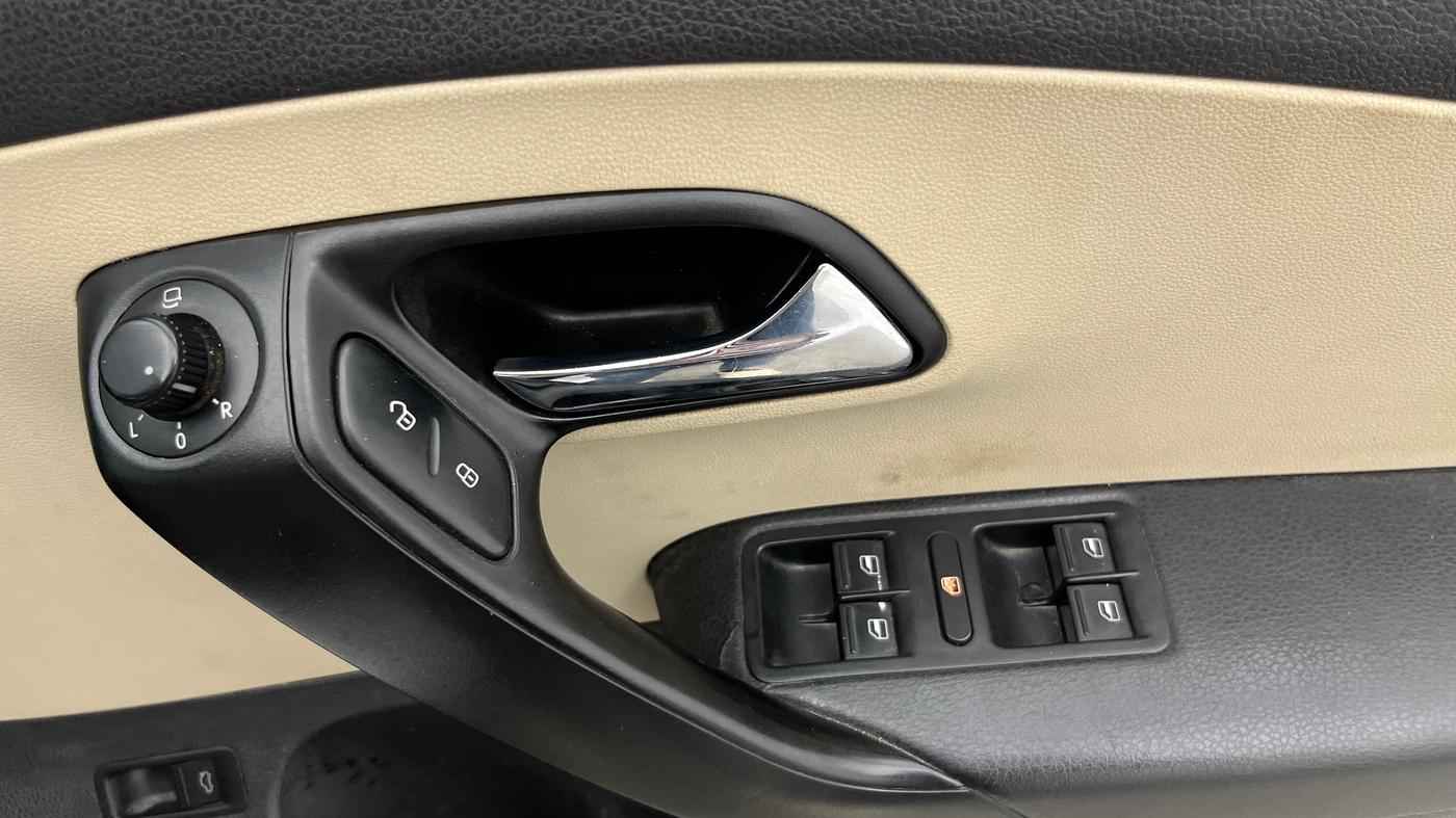 2017 Skoda Rapid 1.6 MPI STYLE PLUS AT, Petrol, Automatic, 1,22,234 km, Driver Side Door Panels Control