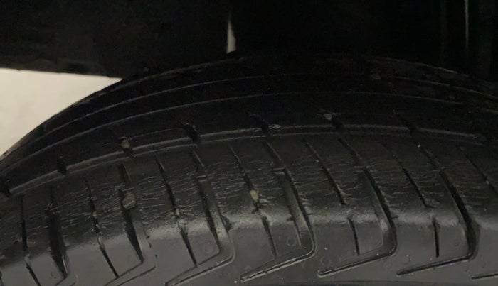 2017 Renault Kwid RXT 1.0 AMT (O), Petrol, Automatic, 21,723 km, Right Rear Tyre Tread