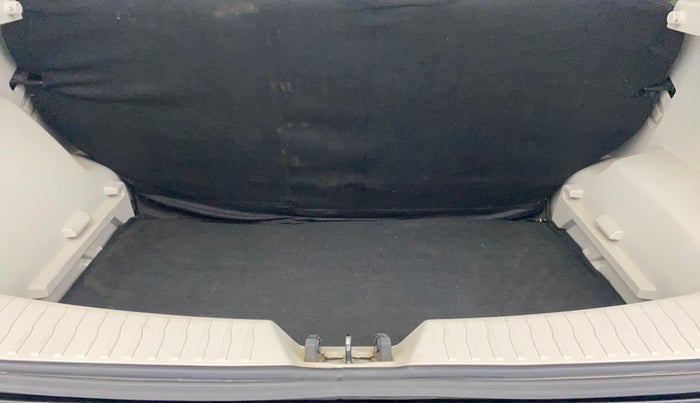 2022 Mahindra XUV300 W6 1.2 PETROL, Petrol, Manual, 26,436 km, Boot Inside