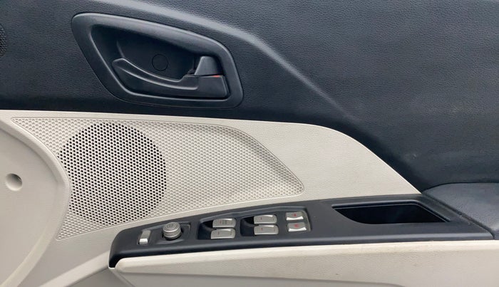 2022 Mahindra XUV300 W6 1.2 PETROL, Petrol, Manual, 26,436 km, Driver Side Door Panels Control