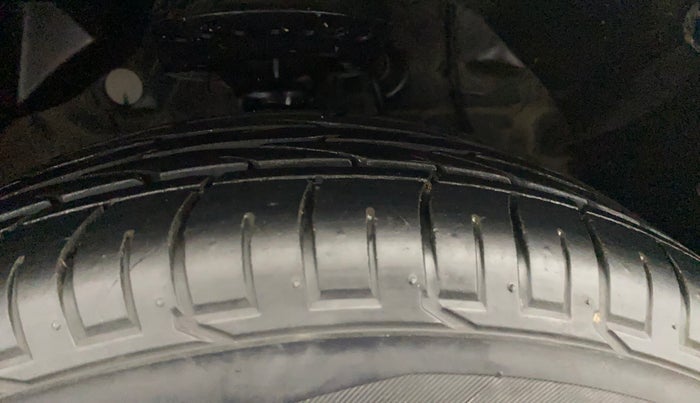 2022 Mahindra XUV300 W6 1.2 PETROL, Petrol, Manual, 26,436 km, Right Front Tyre Tread