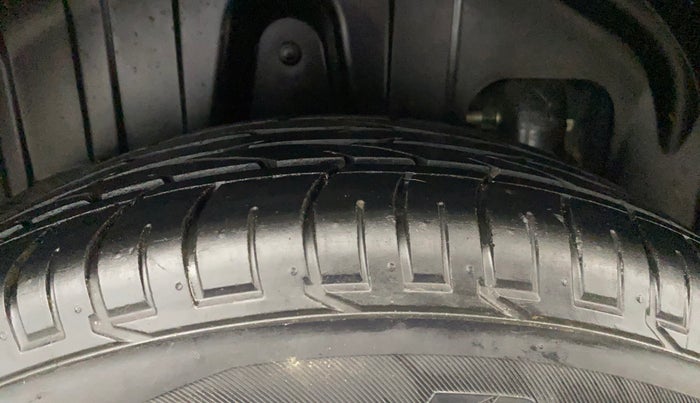 2022 Mahindra XUV300 W6 1.2 PETROL, Petrol, Manual, 26,436 km, Right Rear Tyre Tread