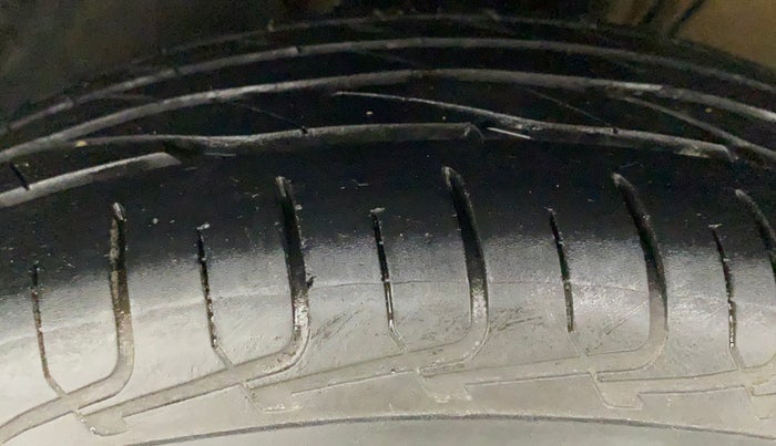 2014 Volkswagen Polo HIGHLINE1.2L, Petrol, Manual, 1,02,172 km, Left Front Tyre Tread