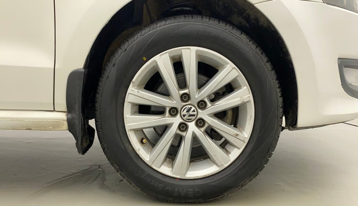 2014 Volkswagen Polo HIGHLINE1.2L, Petrol, Manual, 1,02,172 km, Right Front Wheel