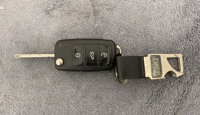 2014 Volkswagen Polo HIGHLINE1.2L, Petrol, Manual, 1,02,172 km, Key Close Up