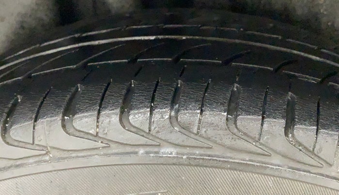 2014 Volkswagen Polo HIGHLINE1.2L, Petrol, Manual, 1,02,172 km, Right Rear Tyre Tread