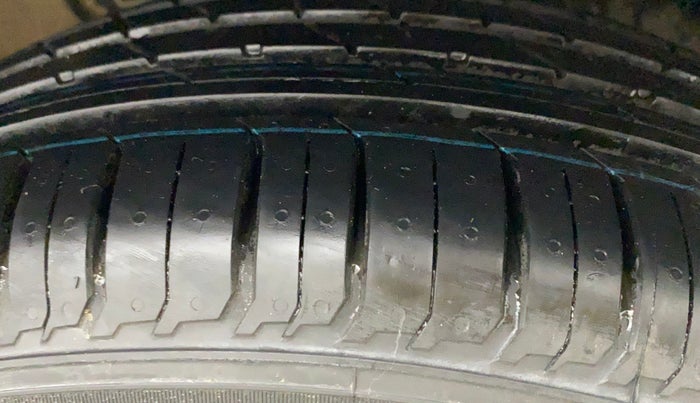 2014 Volkswagen Polo HIGHLINE1.2L, Petrol, Manual, 1,02,172 km, Right Front Tyre Tread