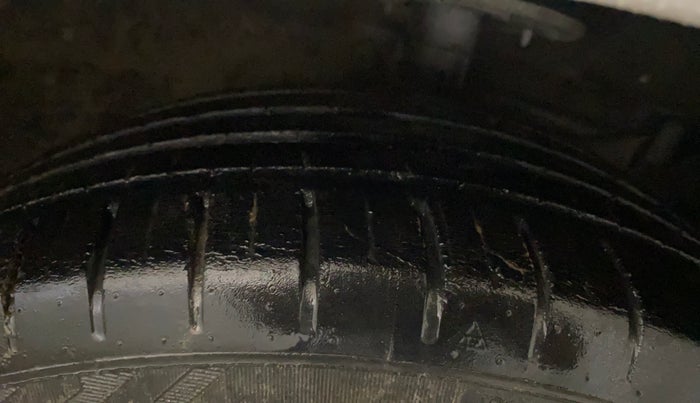 2018 Maruti Ciaz ALPHA  AT 1.5 SHVS PETROL, Petrol, Automatic, 60,510 km, Right Front Tyre Tread