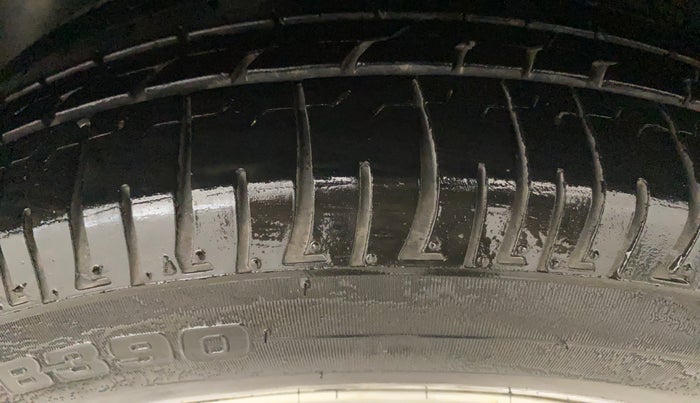 2016 Hyundai Creta SX PLUS 1.6 PETROL, CNG, Manual, 1,14,301 km, Left Rear Tyre Tread