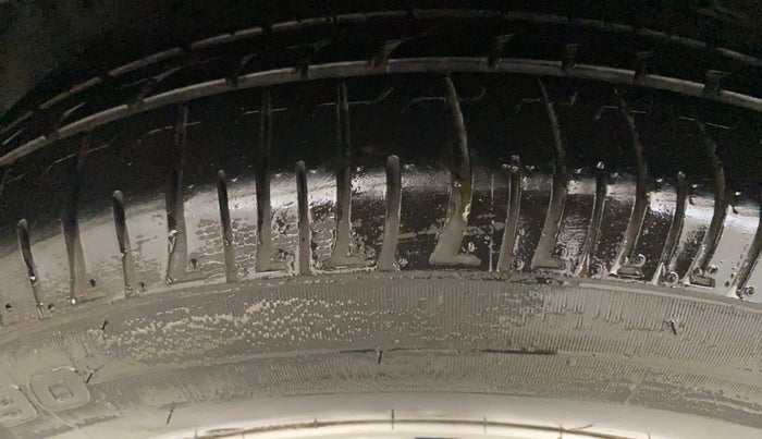 2016 Hyundai Creta SX PLUS 1.6 PETROL, CNG, Manual, 1,14,301 km, Right Rear Tyre Tread