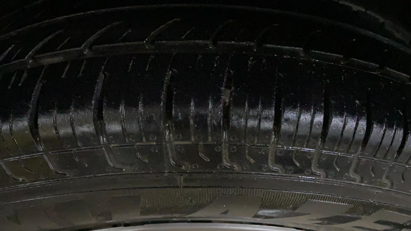 2015 Maruti Swift Dzire VXI, Petrol, Manual, 90,585 km, Right Front Tyre Tread