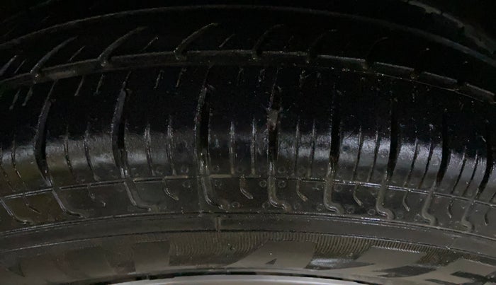 2015 Maruti Swift Dzire VXI, Petrol, Manual, 90,585 km, Right Front Tyre Tread