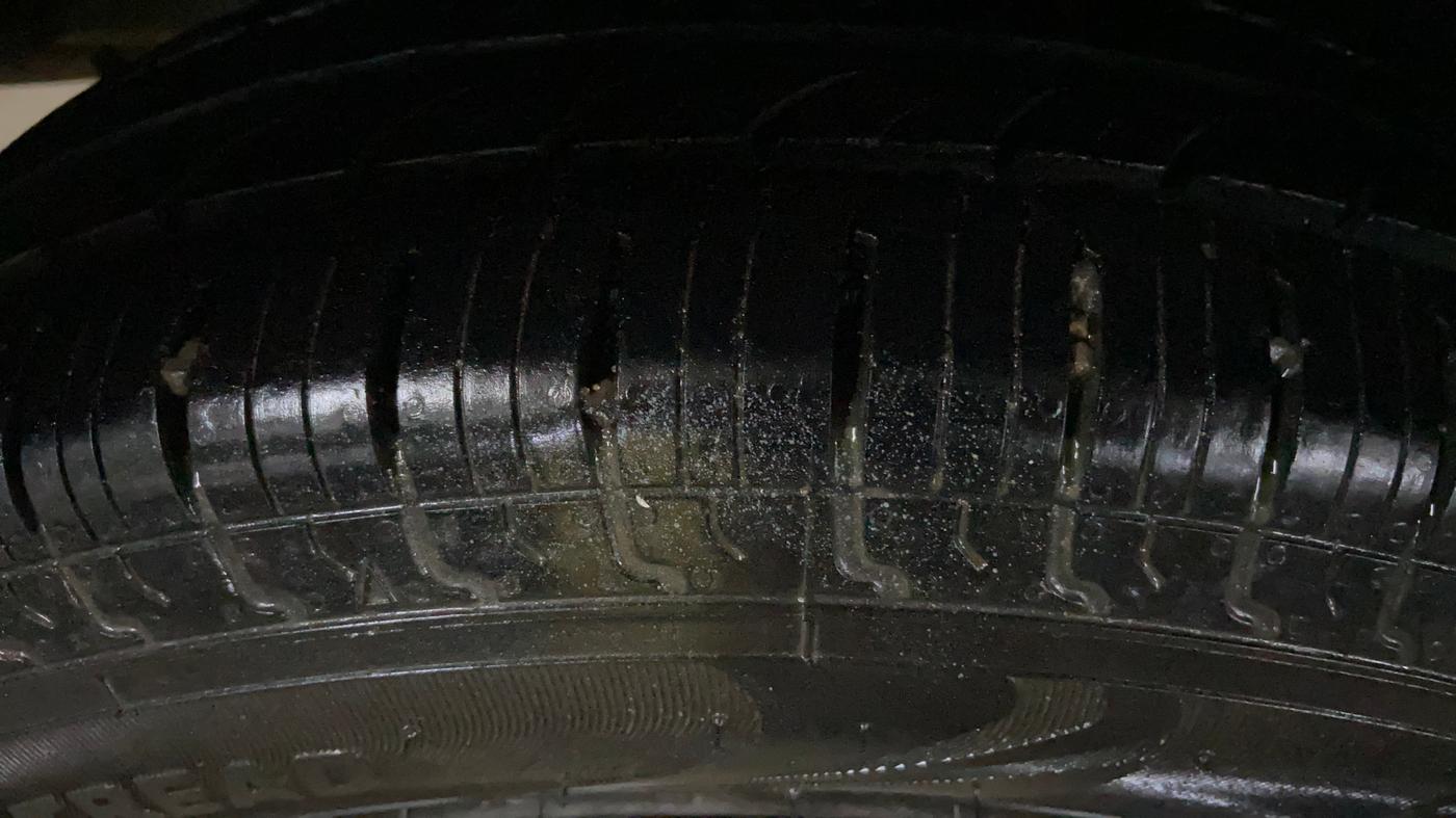 2015 Maruti Swift Dzire VXI, Petrol, Manual, 90,585 km, Right Rear Tyre Tread