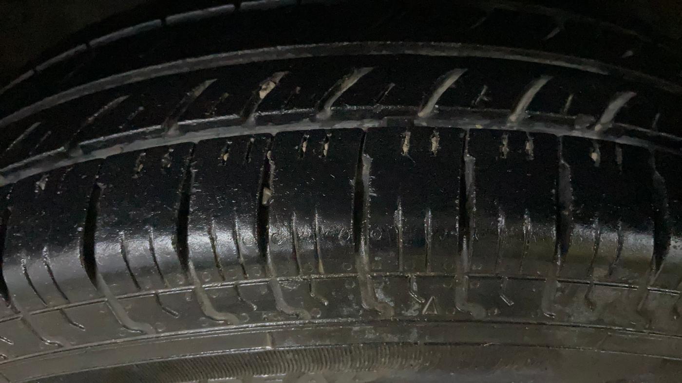 2015 Maruti Swift Dzire VXI, Petrol, Manual, 90,585 km, Left Front Tyre Tread