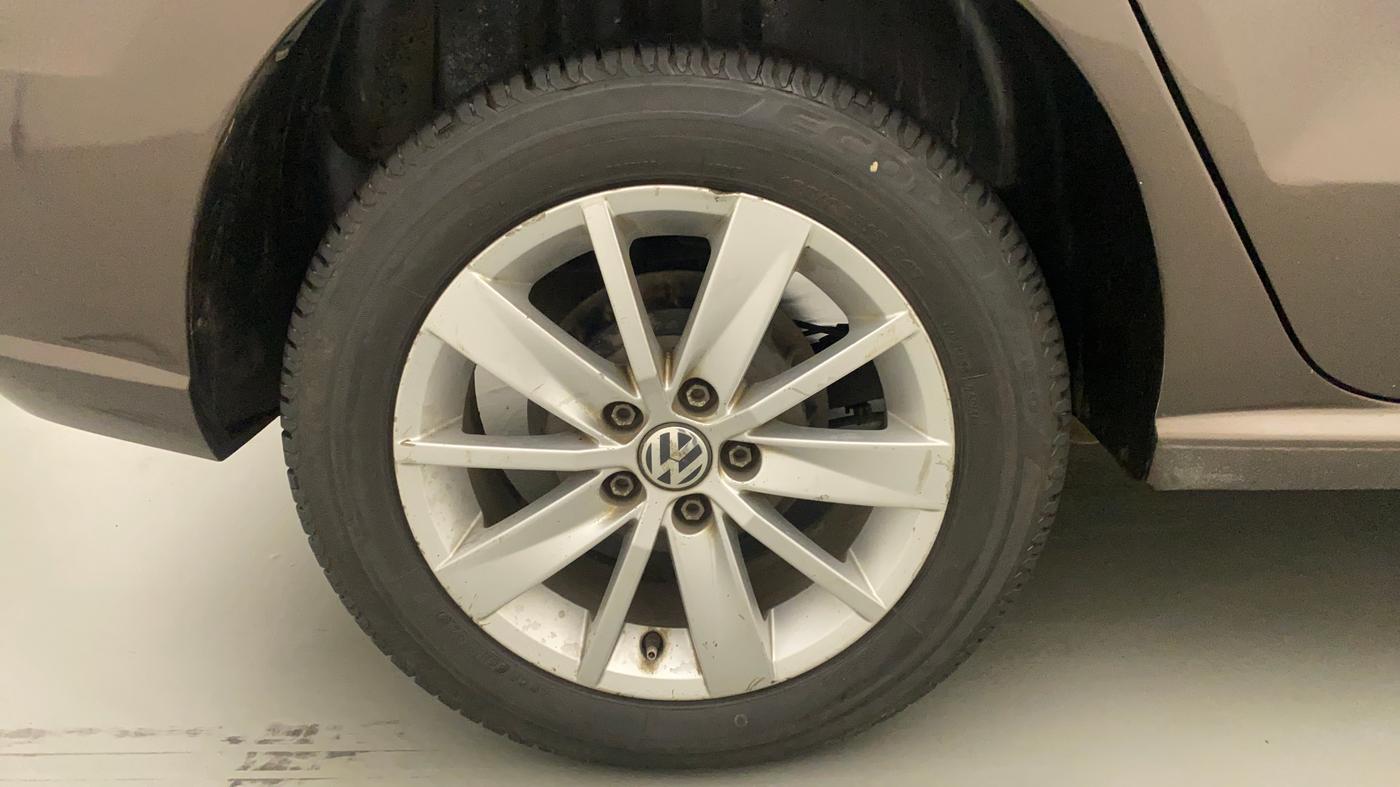 2017 Volkswagen Ameo HIGHLINE PLUS 1.5L AT 16 ALLOY, Diesel, Automatic, 1,02,724 km, Right Rear Wheel