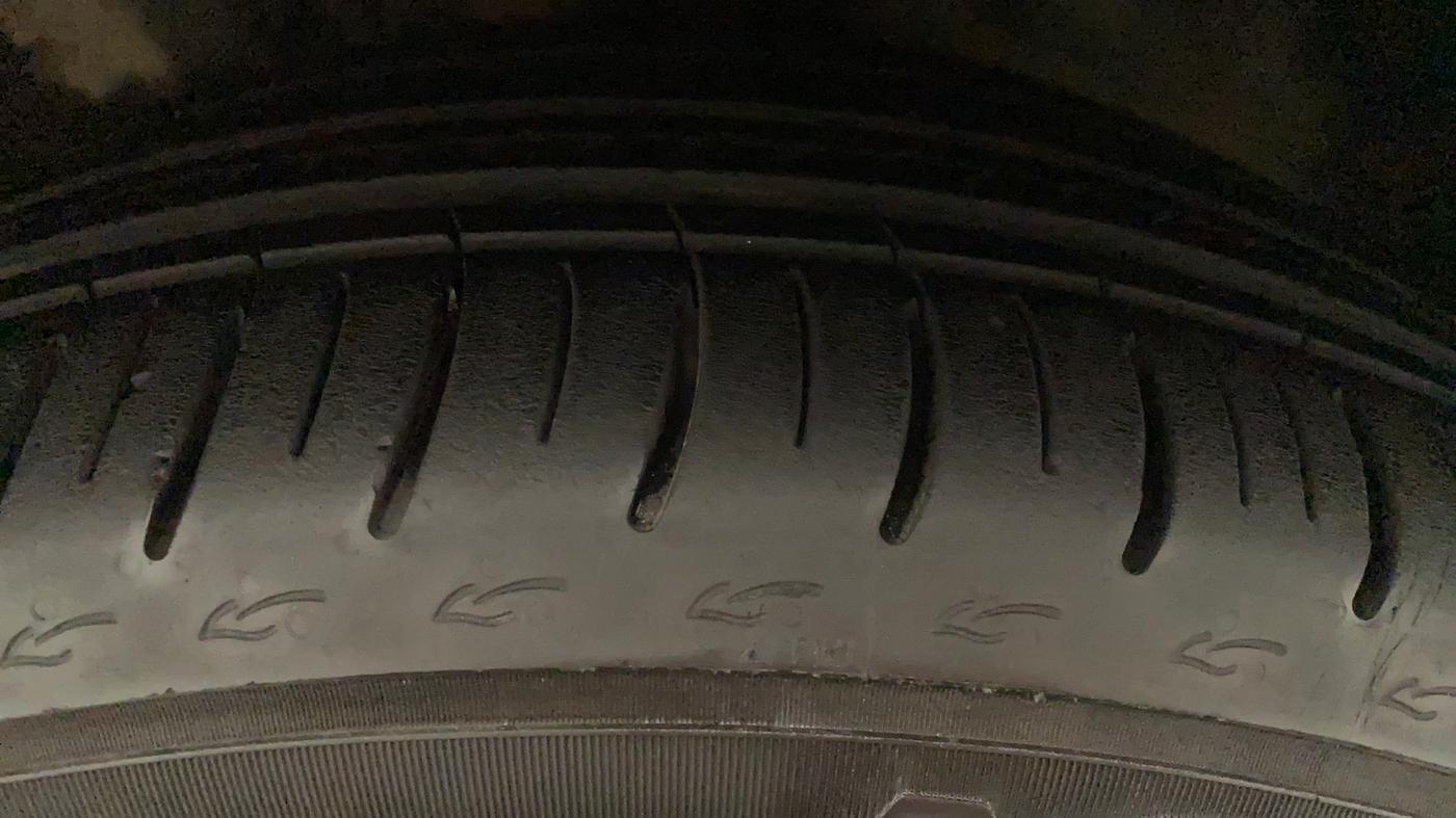 2017 Volkswagen Ameo HIGHLINE PLUS 1.5L AT 16 ALLOY, Diesel, Automatic, 1,02,724 km, Right Front Tyre Tread