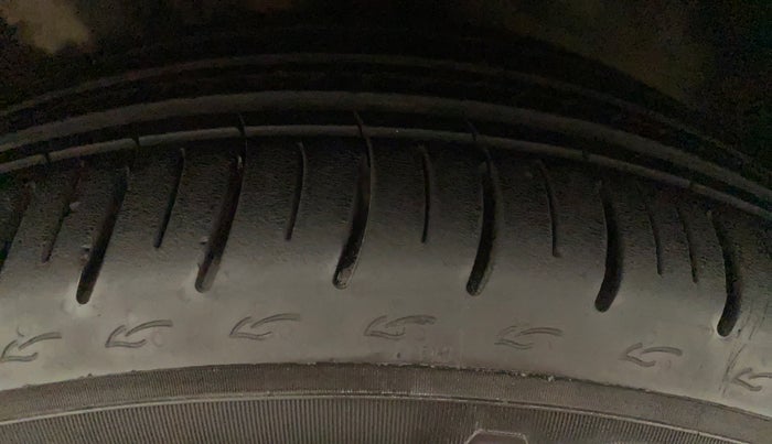 2017 Volkswagen Ameo HIGHLINE PLUS 1.5L AT 16 ALLOY, Diesel, Automatic, 1,02,724 km, Right Front Tyre Tread