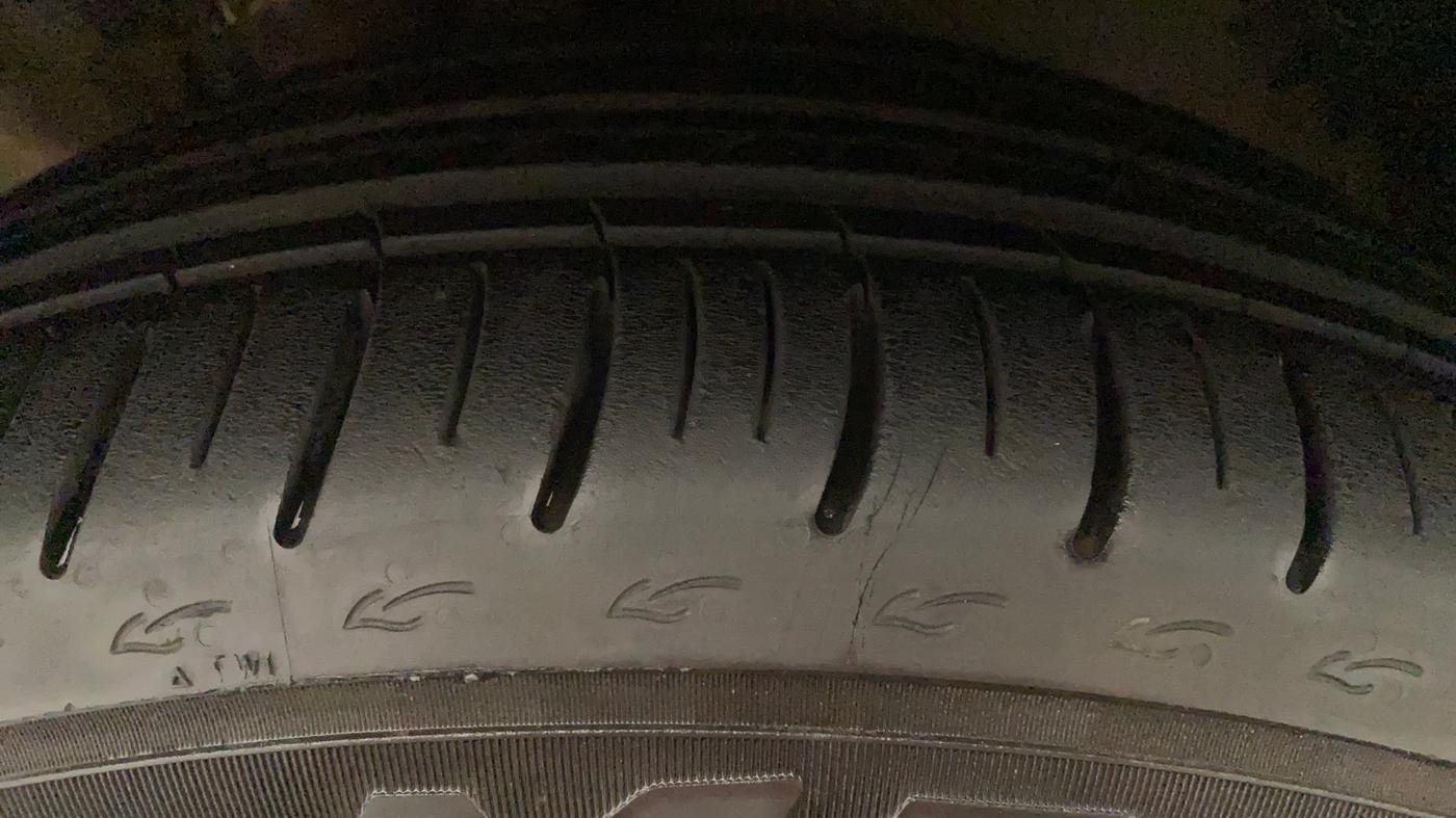 2017 Volkswagen Ameo HIGHLINE PLUS 1.5L AT 16 ALLOY, Diesel, Automatic, 1,02,724 km, Left Front Tyre Tread