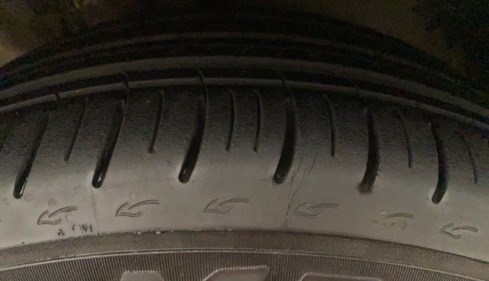 2017 Volkswagen Ameo HIGHLINE PLUS 1.5L AT 16 ALLOY, Diesel, Automatic, 1,02,724 km, Left Front Tyre Tread