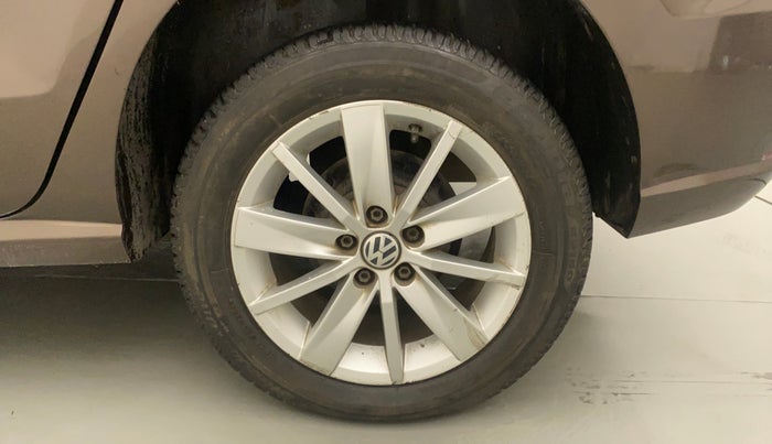 2017 Volkswagen Ameo HIGHLINE PLUS 1.5L AT 16 ALLOY, Diesel, Automatic, 1,02,724 km, Left Rear Wheel