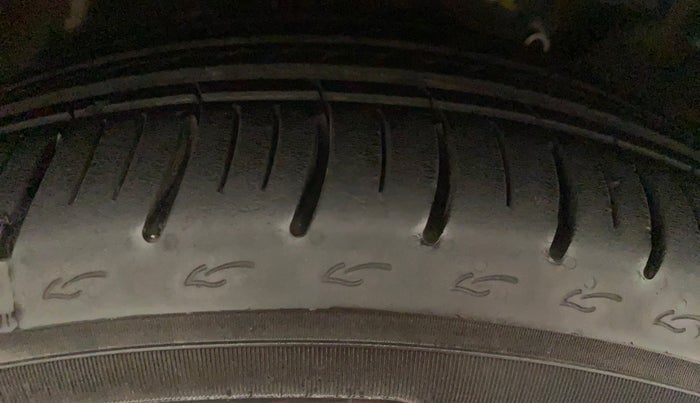 2017 Volkswagen Ameo HIGHLINE PLUS 1.5L AT 16 ALLOY, Diesel, Automatic, 1,02,724 km, Right Rear Tyre Tread