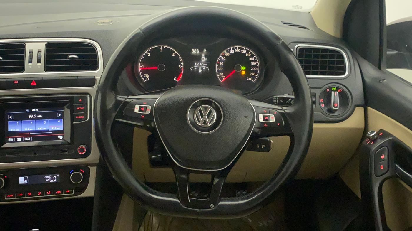 2017 Volkswagen Ameo HIGHLINE PLUS 1.5L AT 16 ALLOY, Diesel, Automatic, 1,02,724 km, Steering Wheel Close Up