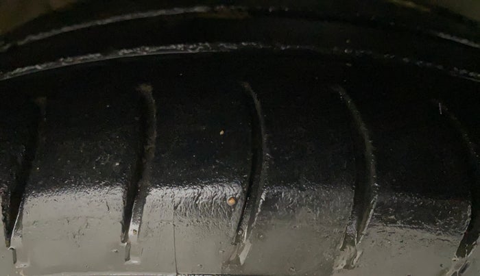 2013 Hyundai i20 MAGNA 1.2, Petrol, Manual, 1,14,467 km, Right Front Tyre Tread