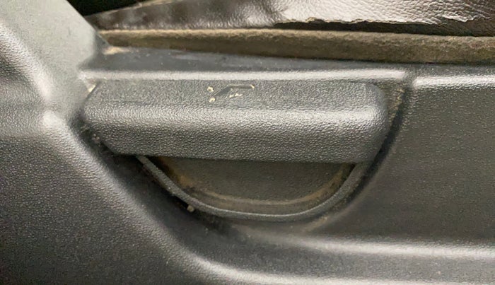 2013 Hyundai i20 MAGNA 1.2, Petrol, Manual, 1,14,467 km, Driver Side Adjustment Panel