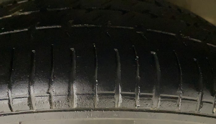 2013 Hyundai i20 MAGNA 1.2, Petrol, Manual, 1,14,467 km, Right Rear Tyre Tread