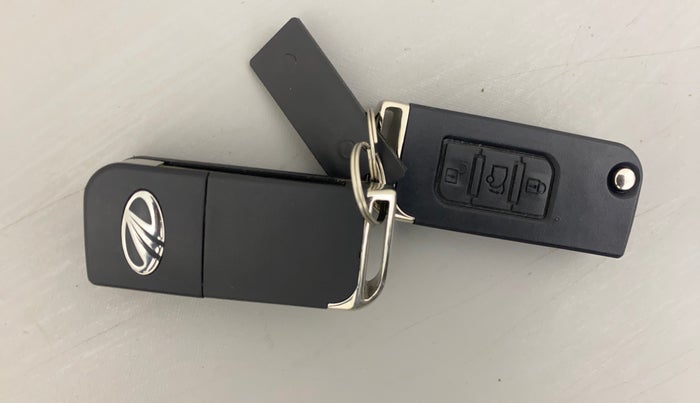 2017 Mahindra XUV500 W10 AT, Diesel, Automatic, 90,254 km, Key Close Up