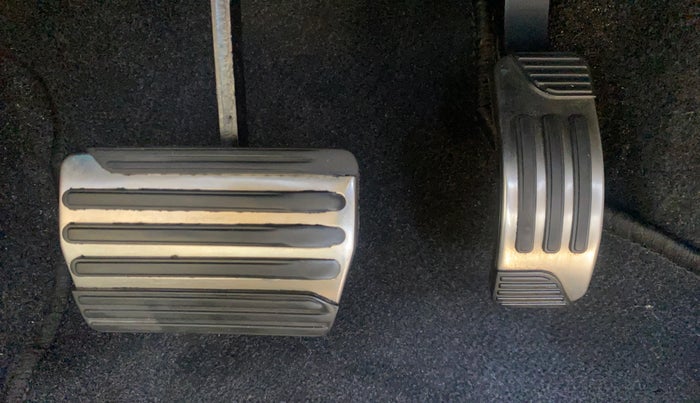 2017 Mahindra XUV500 W10 AT, Diesel, Automatic, 90,254 km, Pedals