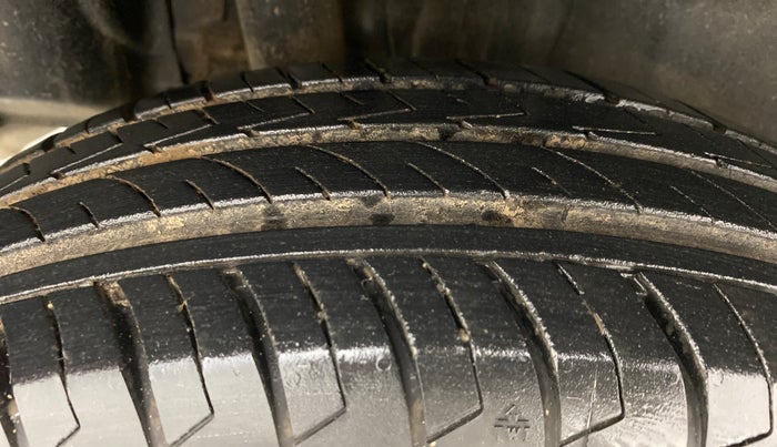 2021 Maruti Swift LXI D, Petrol, Manual, 13,361 km, Right Rear Tyre Tread