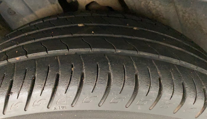 2021 Mahindra XUV300 W8 (O) 1.2 PETROL AMT, Petrol, Automatic, 21,082 km, Right Rear Tyre Tread