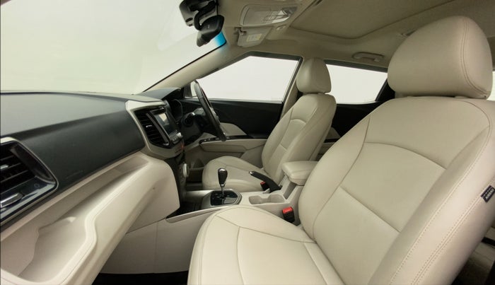 2021 Mahindra XUV300 W8 (O) 1.2 PETROL AMT, Petrol, Automatic, 21,082 km, Right Side Front Door Cabin