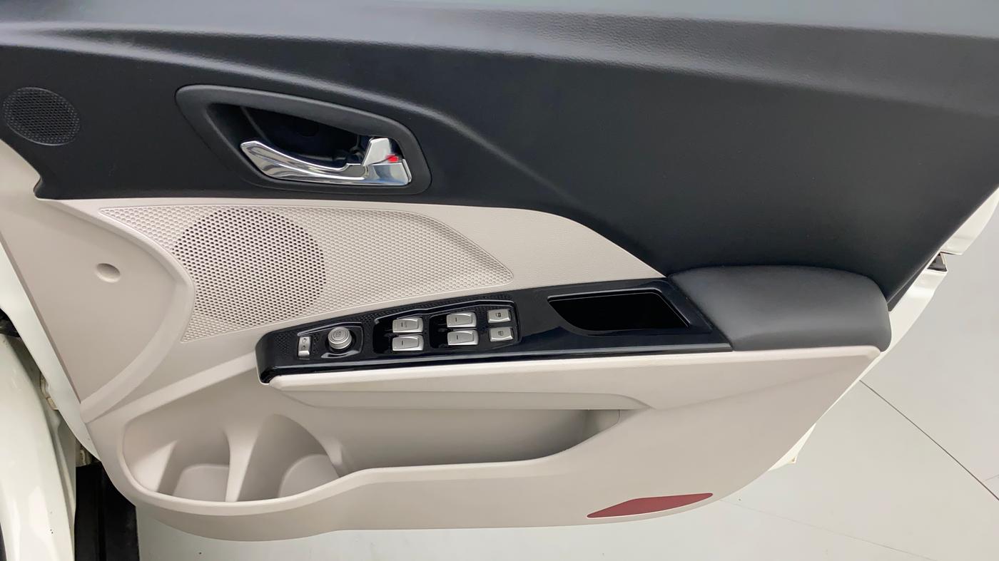 2021 Mahindra XUV300 W8 (O) 1.2 PETROL AMT, Petrol, Automatic, 21,082 km, Driver Side Door Panels Control