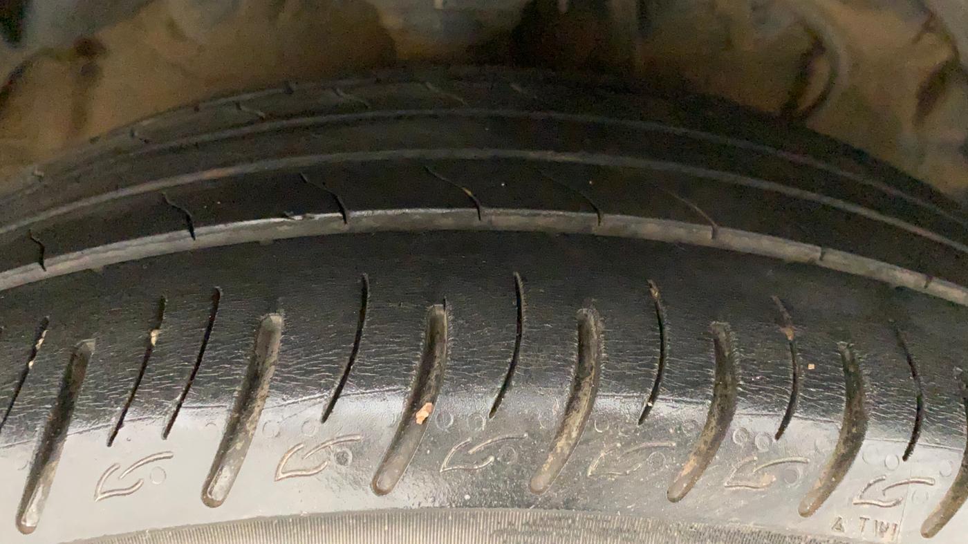 2021 Mahindra XUV300 W8 (O) 1.2 PETROL AMT, Petrol, Automatic, 21,082 km, Right Front Tyre Tread