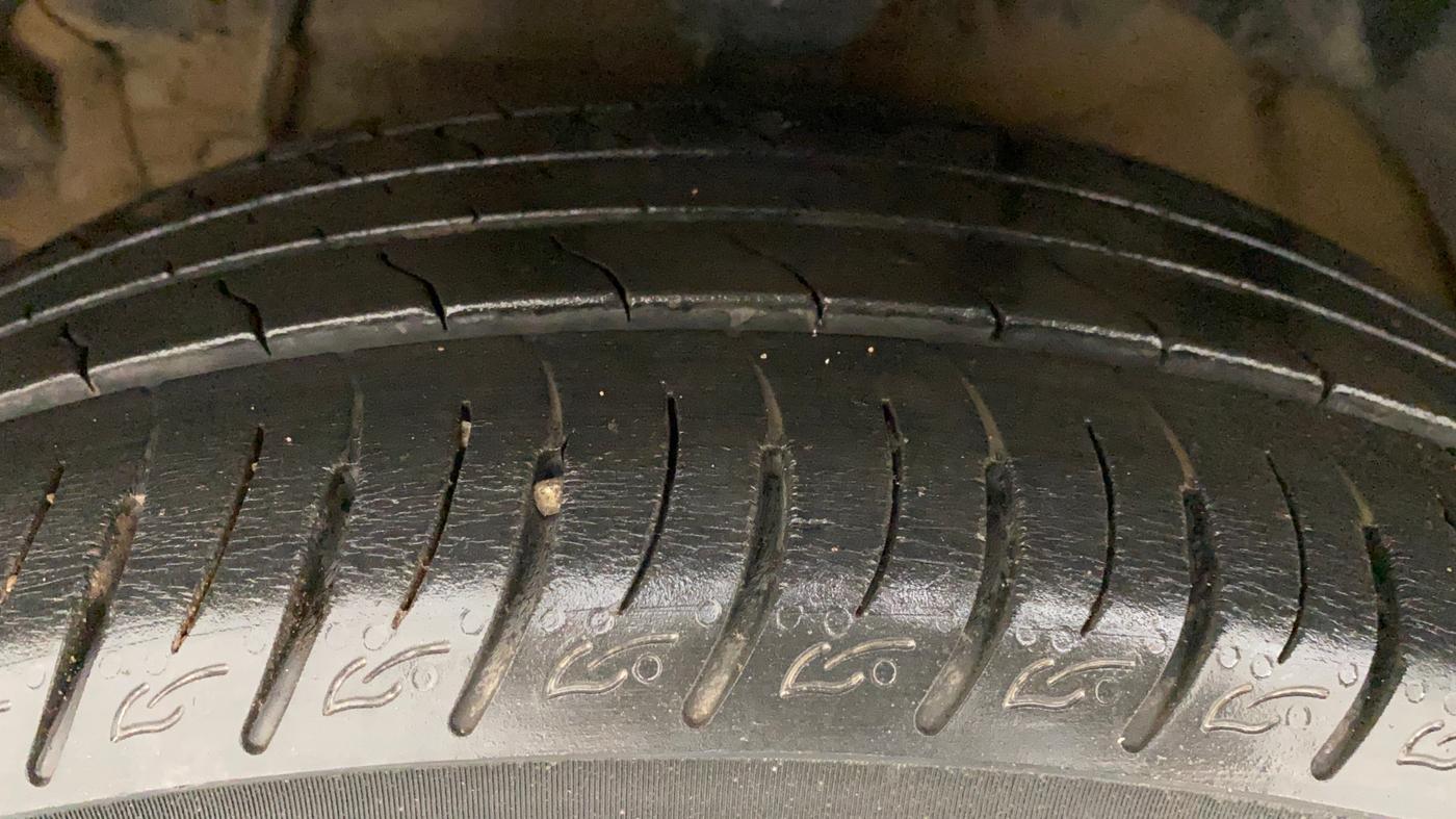 2021 Mahindra XUV300 W8 (O) 1.2 PETROL AMT, Petrol, Automatic, 21,082 km, Left Front Tyre Tread